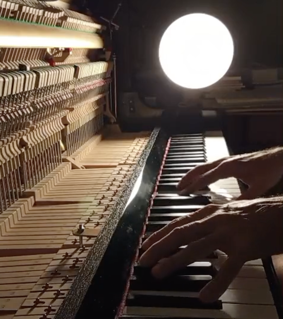 Las manos de una persona tocando el piano